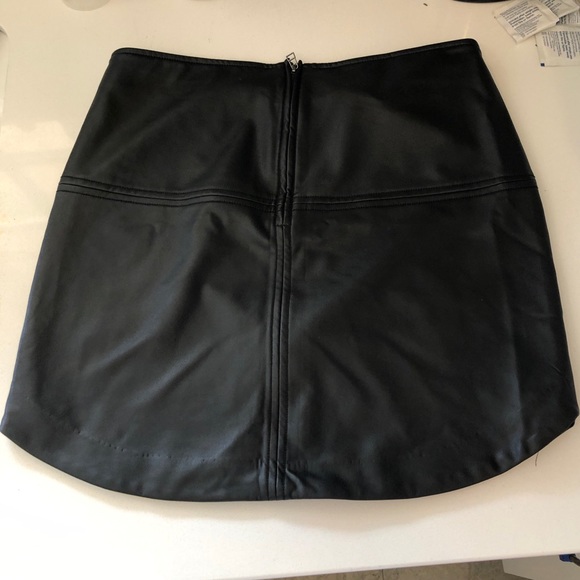Lulu’s vegan black leather skirt size 4 - Picture 3 of 4